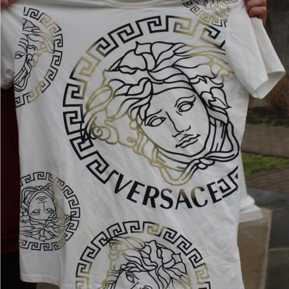 U used Versace white medium tee.